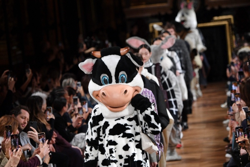 巴黎時裝週》極致「防疫衣」？伸展台驚見模特兒穿動物人偶裝謝幕