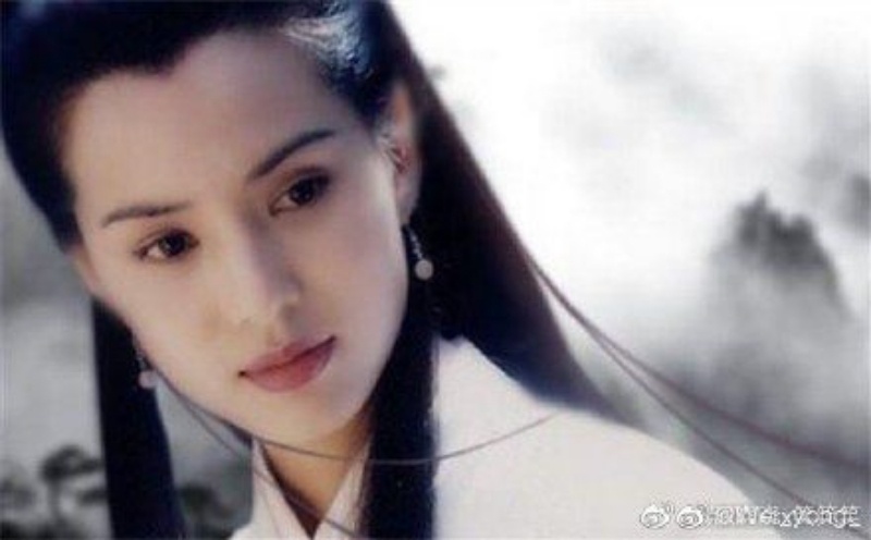 52歲「最美小龍女」李若彤曬超狂馬甲線！網驚呼：比20年前還美！