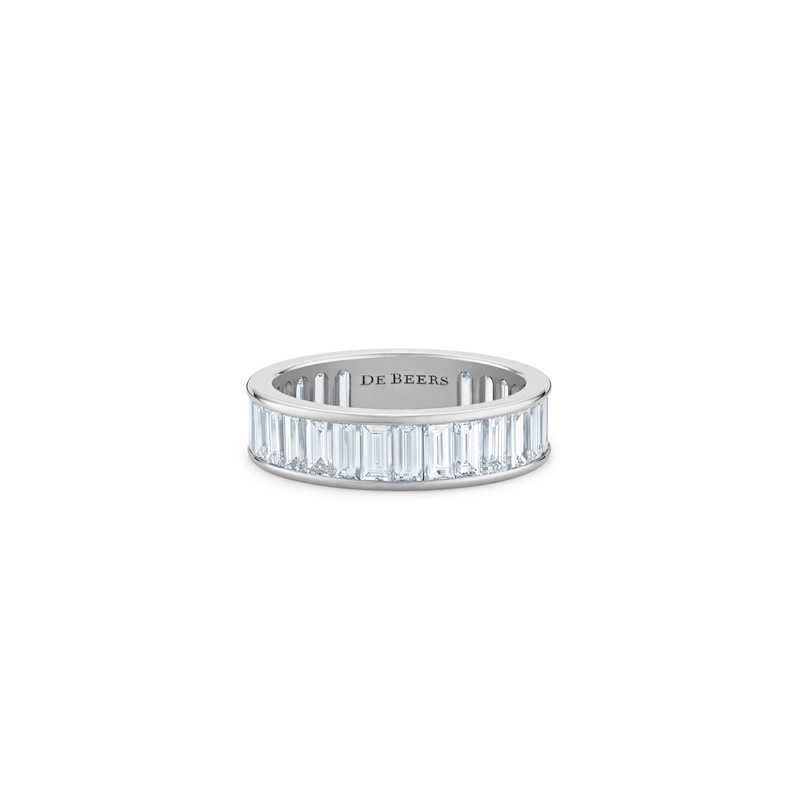 De Beers DB Classic Eternity 鉑金長階梯形切割鑽石戒指，鑽石總重約 3.5 克拉，NTD655,000。