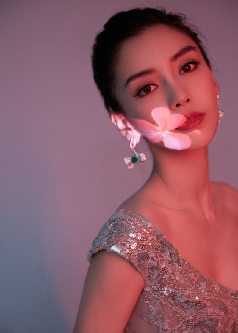 楊冪、Angelababy 同場較勁比仙氣更比人氣！沒想到竟全都輸給「它」