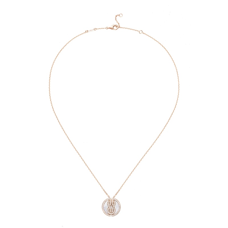 FRED Chance Infinie 玫瑰金項鍊，飾以鑲嵌鑽石及珍珠貝母的幸運鍊墜，NTD142,200。