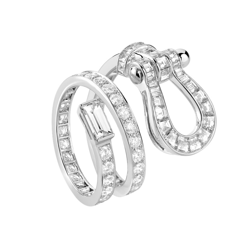 FRED Force 10 Baguette 白金戒指，镶嵌長方形切割及明亮式切割鑽石，NTD1,524,800。