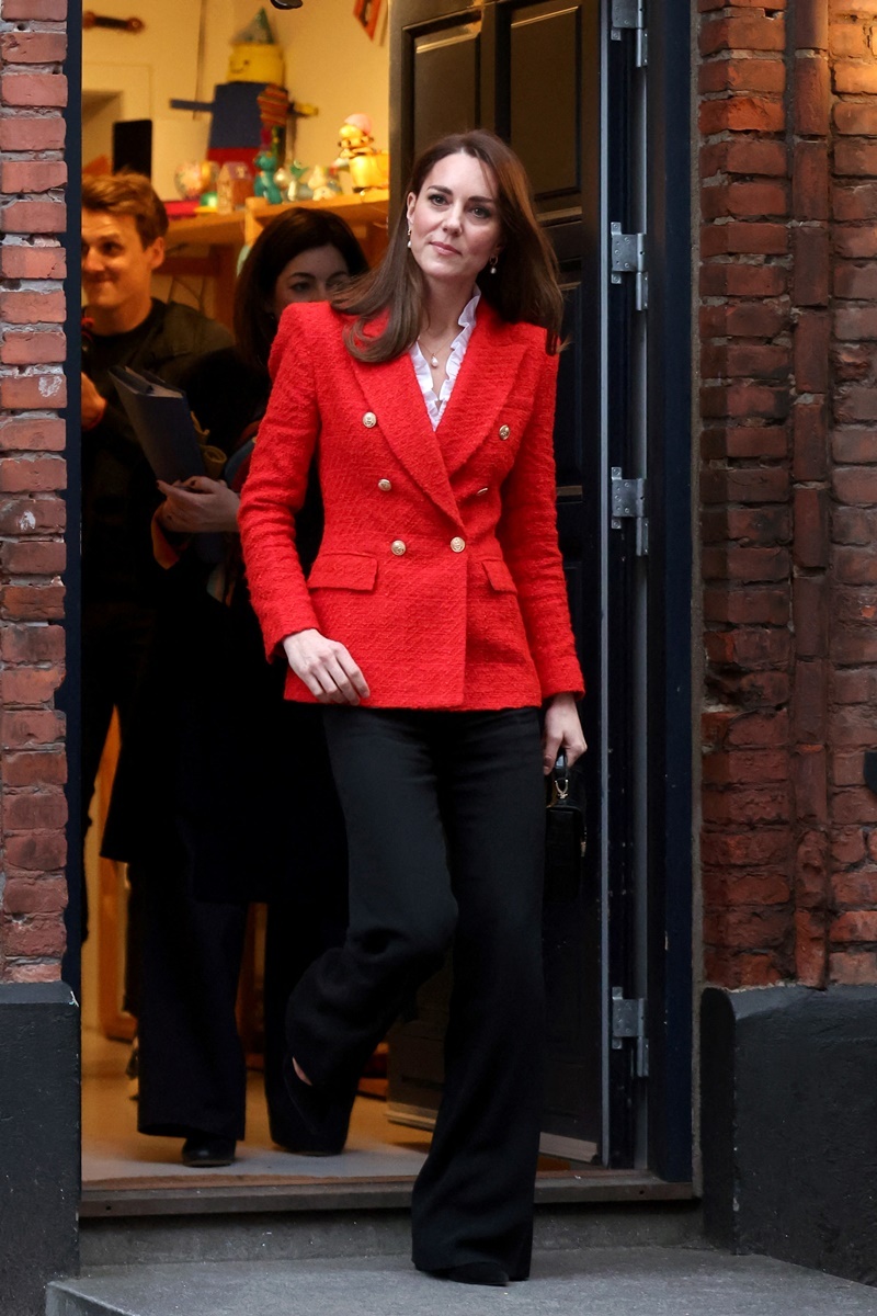 凱特王妃俏皮溜滑梯全被拍！訪丹麥的「Zara紅西裝」被問翻