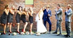 服裝跟位置都要經過計算，伴娘的可愛紅鞋讓照片増色不少。
（圖片翻攝自網路）