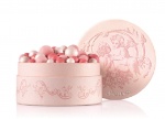 嬌蘭幻彩流星天使美肌腮紅／2,000元
首次出現在「幻彩」系列中的腮紅，三色蜜粉球為臉頰如嬰兒般的粉紅色。