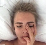 英國搞怪超模卡拉‧迪瓦伊（Cara Delevingne）以大家最忌諱的俯拍呈現剛睡醒的面貌，巧妙以單手摸臉的「臉好痛」姿勢修正俯拍造成的「肉鬆」問題。（圖片擷取自Instagram）