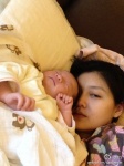 大S把半邊臉藏在女兒小玥兒頭下，呈現自然的睡醒素顏照。（圖片擷取自微博）