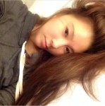 名媛孫瑩瑩最愛在Instagram上分享睡醒自拍照，用頭髮遮住半臉的她看來嫵媚動人。（圖片擷取自Instagram）
