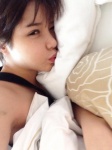 韓國團體2NE1中的朴春（Bom Park），將半顆頭埋在枕頭中俏皮嘟嘴，模樣可愛。（圖片擷取自twitter）