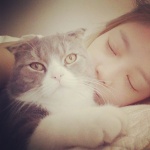 韓國女歌手具荷拉抱著寵物假入眠，藉由閉眼修飾無神雙眸。（圖片擷取自Instagram）