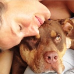 國際超模吉賽兒‧邦臣（Gisele Bundchen）素顏與愛犬自拍，熱愛運動的她素顏幾乎沒有差別。（圖片擷取自Instagram）