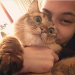 日本名模水原希子的好皮膚眾所皆知，抱著愛貓素顏自拍也不擔心。（圖片擷取自Instagram）