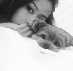 名媛孫芸芸常與愛犬Sesame睡前合照，使用Instagram黑白濾鏡淡化瑕疵。（圖片擷取自Instagram）
