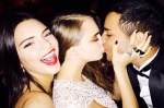 Kendall露出微笑當Cara親吻了Balmain的創意總監Olivier Rousteing，更顯現不論後台、前台總是玩在一起的好交情。（圖片截取自Instagram）
