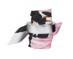 Dior Around Me粉紅色絲巾與壓克力手環，33,000元。（Dior提供）