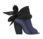 Dior Brooklyn黑色絲巾結裝飾深藍色露趾靴，64,000元。（Dior提供）