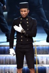 身為香奈兒巴黎-薩爾斯堡工坊系列形象廣告代言人，出席葛萊美獎時穿著香奈兒為他量身訂製的黑色丹寧外套與百慕達短褲、帽子與手套。（香奈兒提供）