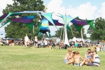 設計如同裝置藝術的帳篷，讓參加者短暫逃離艷陽。