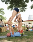 兩位大師級瑜伽練習者，在瑜伽區演繹高難度動作。
