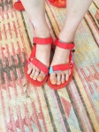 Saori的設計簡潔，將貼布貼於涼鞋側邊。而她著用的粉橘色調品牌THREE指甲油也恰如其分地呼應涼鞋呢！
