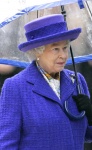 就愛同一色！英女王伊莉莎白「傘街拍」網上瘋傳