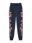 Juicy Couture 橘色花繪刺繡緄邊束口褲 11,600元。