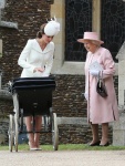凱特王妃與英國女王聊天。