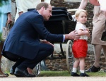 威廉王子試圖吸引喬治小王子的注意，但小王子似乎不太想理爸爸。