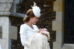 凱特王妃充滿母愛的看著夏綠蒂小公主。