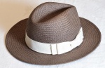 CLUB MONACO咖啡色寬沿編織帽／3,900元。