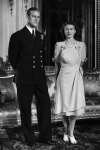 1947年時，伊莉莎白公主與Philip Mountbatten宣布訂婚消息，她穿著不對秤摺邊得洋裝，肩膀與腰際飾有蝴蝶結，優雅而溫柔。（Rex Features）

