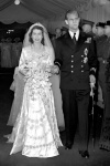 1947年11月，伊莉莎白公主穿著由Norman Hartnell設計、靈感來自文藝復興早期畫家桑德羅‧波提切利（Sandro Botticelli）的名畫「Primavera（春）」；新娘鞋款則由Edward Rayne設計。（PA）