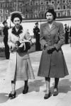 1948年4月，伊莉莎白公主與妹妹瑪格麗特穿著訂製套裝，頭戴禮帽出席慶典。（PA）