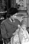 1948年12月，女王抱著兒子查爾斯王子；查爾斯當時穿著皇室歷史深遠的經典受洗服。（PA）