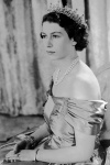 1949年，由皇室發布的女王官方照，伊莉莎白頭戴皇冠，並以珍珠項鍊搭襯露肩禮服，優雅出眾。（PA）