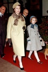 1958年，伊莉莎白女王穿著H Line大衣搭配豹紋圍巾，與8歲大的女兒安娜公主（Princess Anne）共同出席活動。（Rex Features）