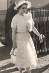 1959年，女王穿著以蕾絲打造的套裝出席活動。（Rex Features）