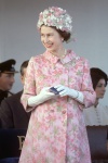 1967年，女王選擇Hardy Amies粉色、綠色交錯設計的花卉印花套裝，搭配花朵禮帽，出席歐洲島國馬爾他（Malta）活動。
