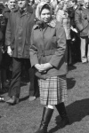1978年，女王以經典英倫戶外風示人，裙款為Burberry經典格紋造型，搭配腰際綁帶設計風衣。（Rex Features）

