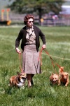 1980年，女王被捕捉到親自外出遛狗，帶著墨鏡的她顯得十分時髦。（PA）