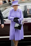 2013年，女王一身紫羅蘭色套裝與帽子，為醫院揭幕。（Rex Features）