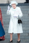 女王穿著由資深皇室設計師Angela Kelly打造的薄荷綠套裝。（PA）