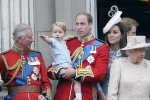 2015年6月，查爾斯王子（左一）、威廉王子（中）抱著喬治小王子，與凱特參與為慶祝女王89歲壽辰的兵式。（美聯社）