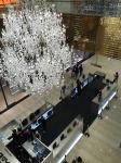 懸掛貫穿1樓到2樓的大型水晶燈，由台灣在地燈飾設計大師莊章星先生特別為微風信義打造。鑲上施華洛世奇水晶八角珠30,000顆，楓葉水晶3,000片。