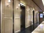 電梯也做得跟女孩的衣櫃一樣。