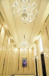 水晶吊燈在也可見於微風信義的電梯迴廊。