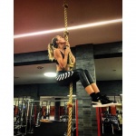 Josephine Skriver透過爬繩鍛鍊手臂與腹肌。（圖片擷取自Josephine Skriver Instagram）