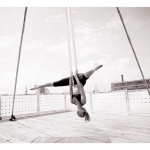 Candice Swanepoel的空中瑜伽。（圖片擷取Candice Swanepoel 自Instagram）