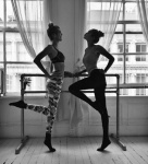 Gigi Hadid與Devon Windsor一起上芭蕾瑜伽課程。（圖片擷取自Gigi Hadid Instagram）