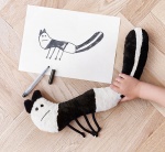 英國7歲女孩Dora的作品，黑白配色的鼬鼠，讓人想起小時候卡通片裡，總是痴心追求的貓的臭鼬Pepé Le Pew 。（圖片擷取自boredpanda.com）